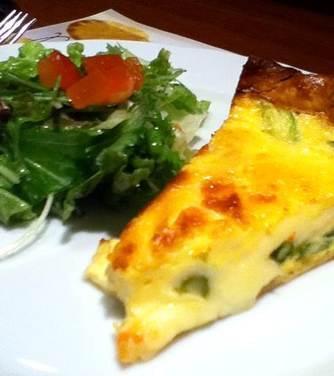 前菜のキッシュとサラダ。 2012-2-4 前菜のキッシュとサラダ。,お昼ご飯,フランス料理