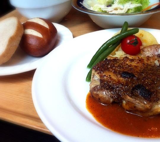若鶏のハニーマスタード焼き。パンがうまいのさパンが。 2012-4-27 若鶏のハニーマスタード焼き。パンがうまいのさパンが。