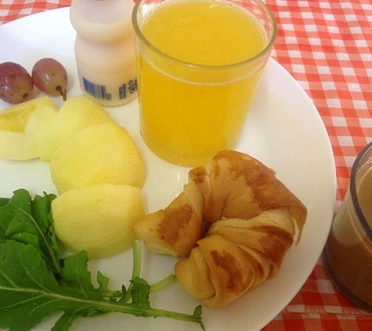 パッションフルーツジュース、カフェオレ。葡萄、ルッコラ、クロワッサンはスーパーで買いました(^^) #coffee #breakfast (朝ごはん) 2012-12-3 朝ごはん